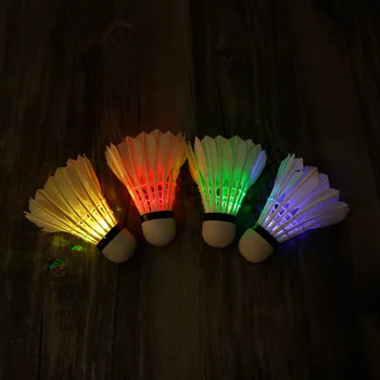 OOTDTY 4pcs 60g Noite Escura LED Colorido Peteca de Badminton Passarinhos Iluminação Pena